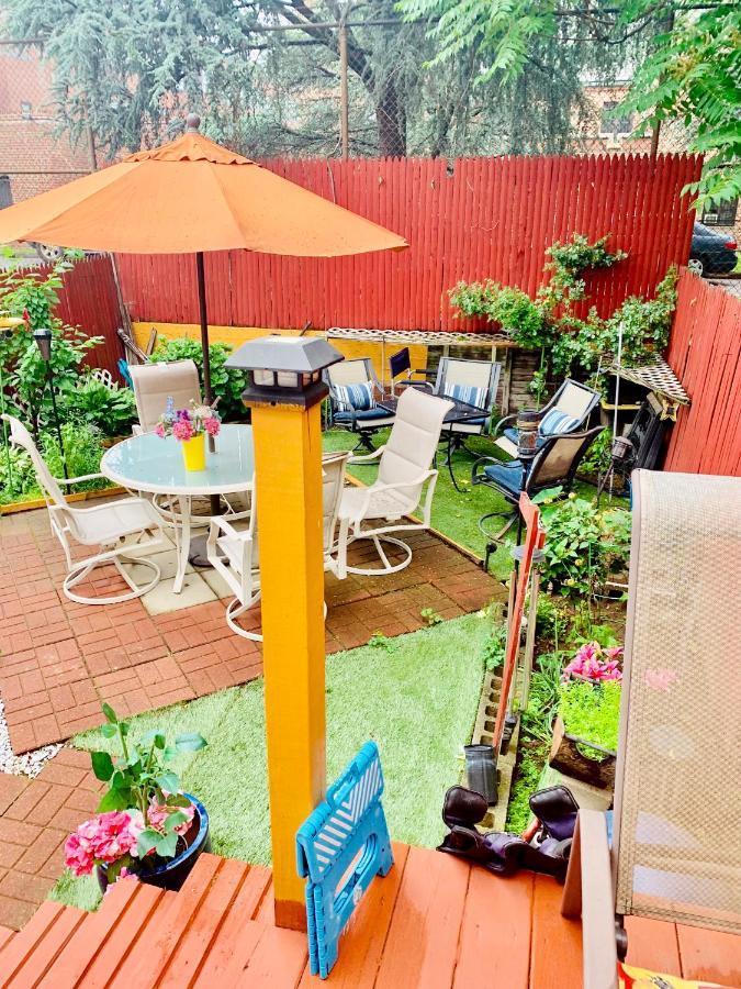 Lga Airport 3 Mins, 3 Bedroom Duplex House, Parking And Private Backyard, 9mins Subway! Vakantiehuis
